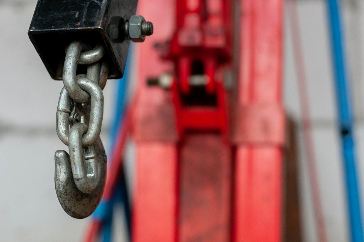 Jak wybrać odpowiedni model wciągnika łańcuchowego z napędem do specyficznych potrzeb?